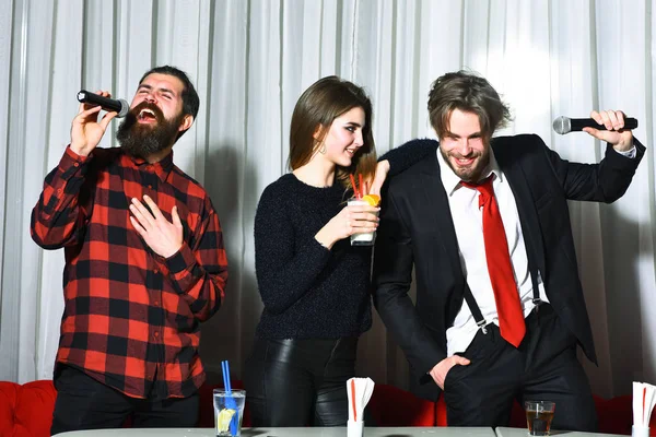 Grupo de amigos celebrando en la fiesta de karaoke — Foto de Stock