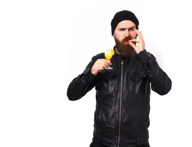 Kafkasyalı vahşi hippi elinde alkollü içecek ya da taze kokteyl tutuyor.