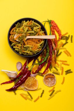 Renkli kuru düdük makarna yemek pişirmek için