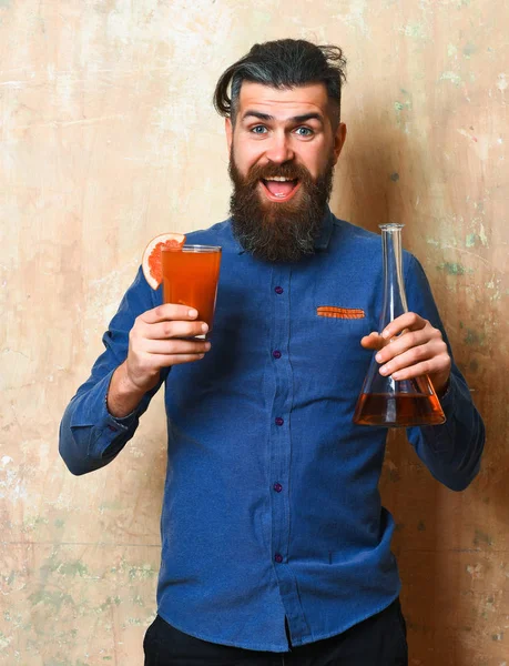 Σκληρό hipster που περιέχει αλκοολικό πυροβολισμό και γυάλινο σωλήνα ή φιάλη — Φωτογραφία Αρχείου