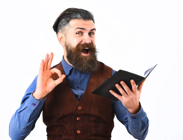 Бородатый мужчина держит блокнот со счастливым лицом — стоковое фото