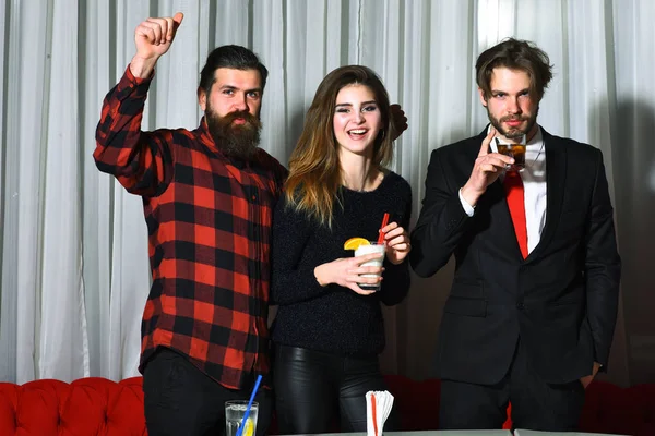 Amigos felices sonriendo y celebrando con cócteles en la fiesta — Foto de Stock