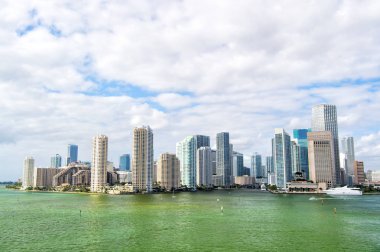 Miami gökdelenler mavi bulutlu gökyüzü, tekne yelken, havadan görünümü