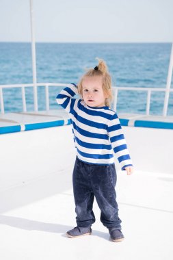 küçük bebek çocuk denizci, deniz gömlekli yat kaptanı