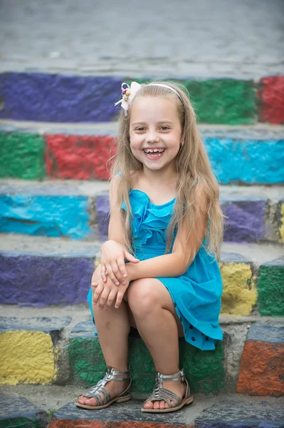 화려한 계단에 파란 드레스에 작은 행복 한 아기 소녀 — 스톡 사진