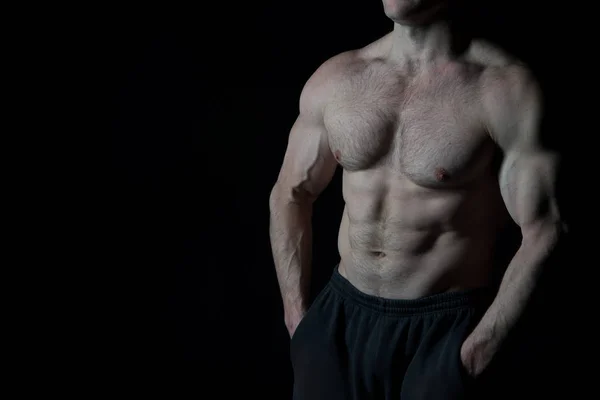 Bel bodybuilder uomo con allenamento muscolare in palestra — Foto Stock