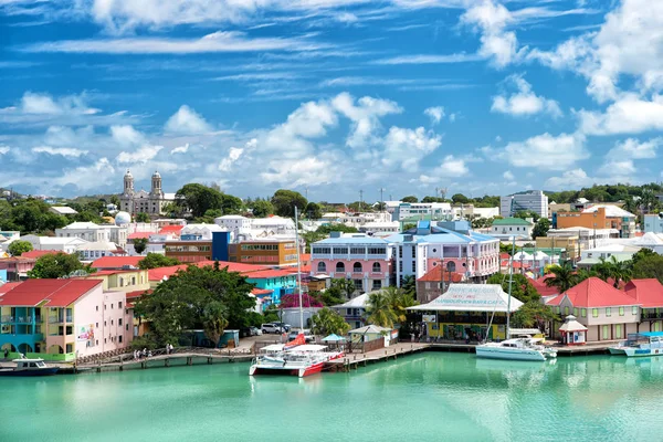 Schattige huizen met jacht, boot in harbor, St. John, Antigua — Stockfoto