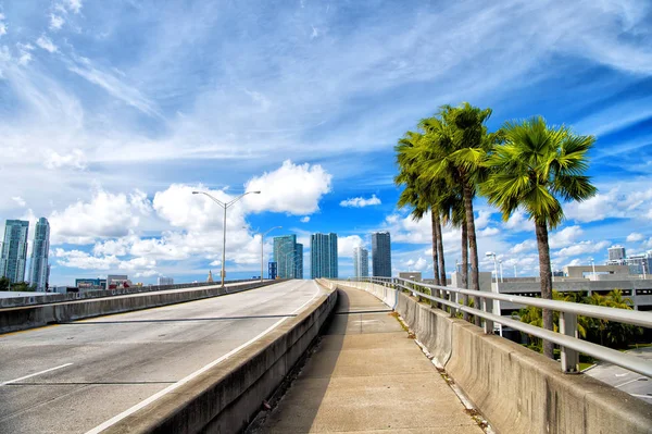 Carretera con rascacielos en el cielo azul nublado — Foto de Stock