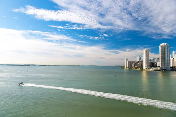 Miami mrakodrapy s modrou oblohou, lodní plachty, letecký pohled — Stock fotografie