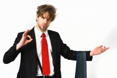 Sakallı maço stil menajer şık takım elbiseli, kravatlı.