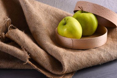 çul peçete ahşap kutusunda taze yeşil elma