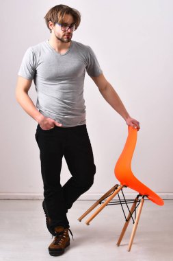 Beyaz seksi maço adam gri gömlekli sakallı