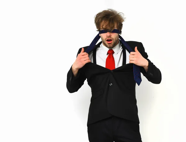 Barbudo macho elegante hombre en traje elegante con ojos vendados — Foto de Stock