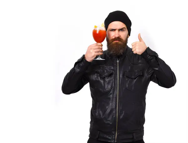 Brutale blanke hipster met alcoholische drank of verse cocktail — Stockfoto