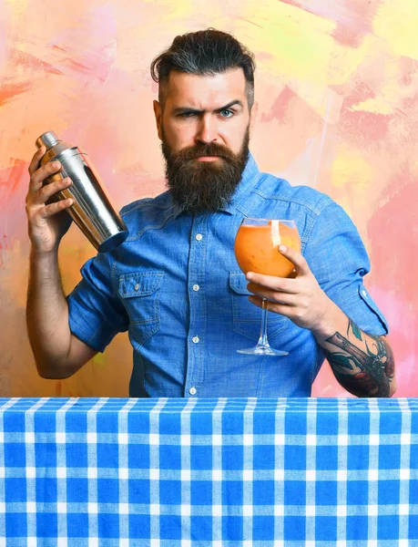 Βίαιος καυκάσιος hipster κάνει τροπικό αλκοόλ φρέσκο κοκτέιλ — Φωτογραφία Αρχείου