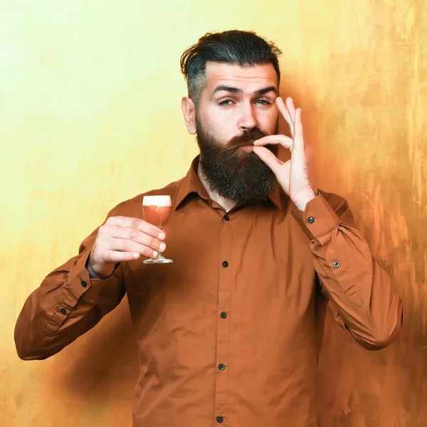 Brutalny biały hipster trzymający zastrzyk alkoholowy — Zdjęcie stockowe
