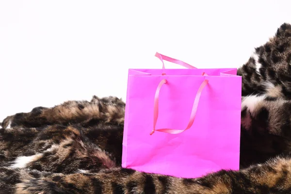 Ροζ εμπορικό πακέτο διακοπών για να παρουσιάσει στο γούνινο παλτό — Φωτογραφία Αρχείου