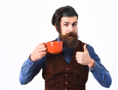 Sakallı adam elinde kahve fincanı, şaşkın suratlı çay