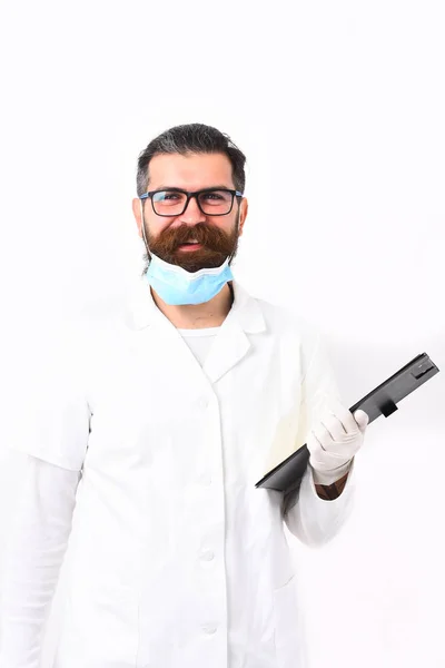 Bärtiger brutaler kaukasischer Arzt oder Doktorand — Stockfoto