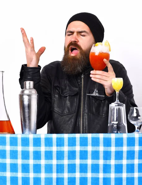 Brutális kaukázusi hipszter alkoholtartalmú italokkal vagy friss koktéllal — Stock Fotó