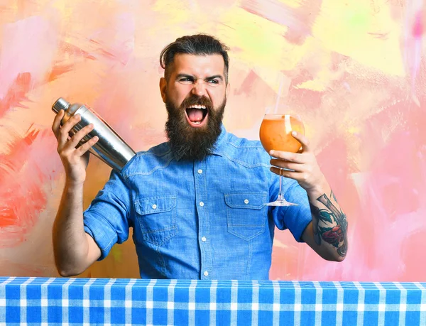 Brutal caucásico hipster haciendo tropical alcohol fresco cóctel —  Fotos de Stock