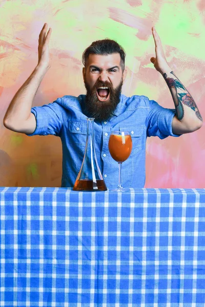 Brutal hipster caucásico con cóctel de alcohol y frasco — Foto de Stock