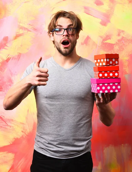 Καυκάσιος γενειοφόρος σέξι άντρας που κρατάει κουτιά δώρων — Φωτογραφία Αρχείου