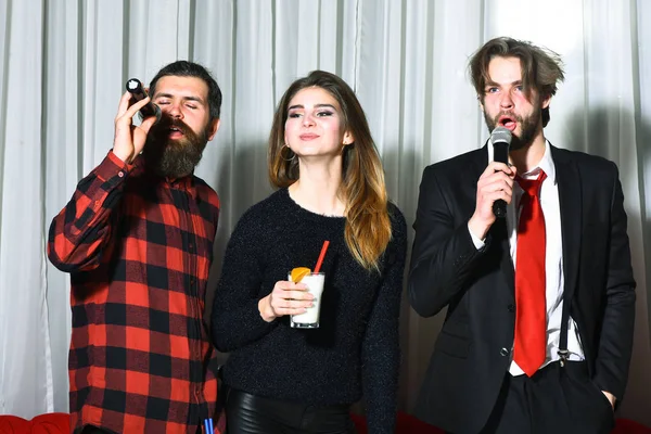 Amis heureux souriant et célébrant avec des coctails à la fête — Photo