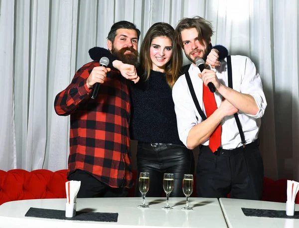 Amigos felices celebrando en la fiesta de karaoke — Foto de Stock