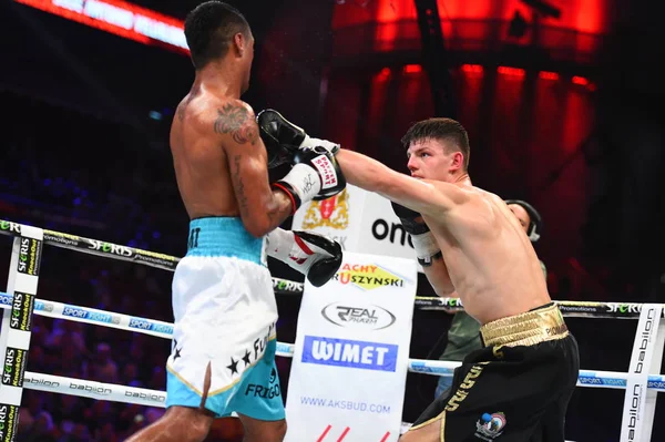 Ein unbekannter Boxer im Ring während des Kampfes um Ranglistenpunkte — Stockfoto