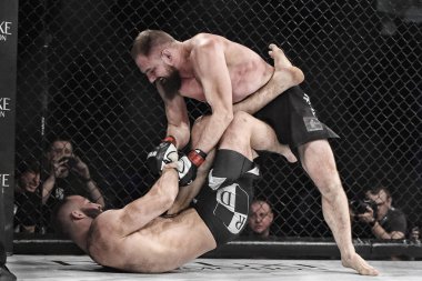 Şu yüzüğe MMA fighters mücadele
