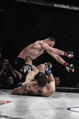 Şu yüzüğe MMA fighters mücadele