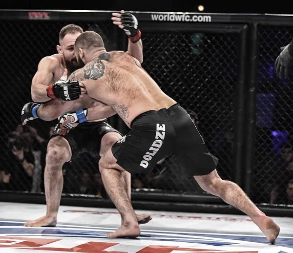 Şu yüzüğe MMA fighters mücadele