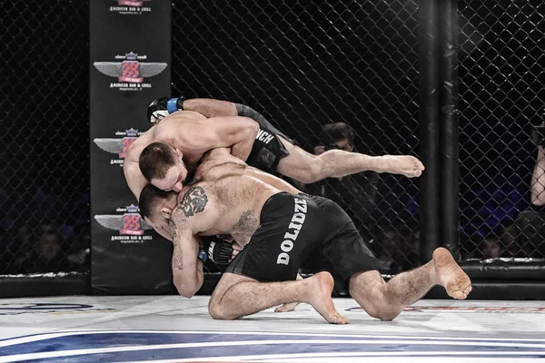 Şu yüzüğe MMA fighters mücadele