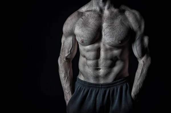 Homem fisiculturista bonito com treinamento do corpo muscular no ginásio — Fotografia de Stock