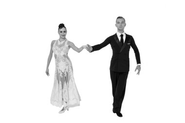 Dans eden balo çifti beyaz sahilde yalnız poz veriyor.