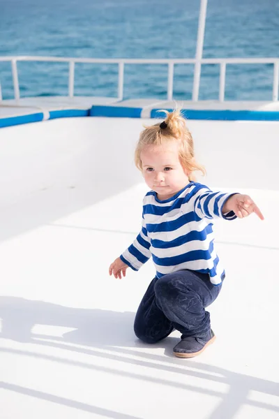 Pequeno capitão bebê no barco no cruzeiro de verão, moda náutica — Fotografia de Stock