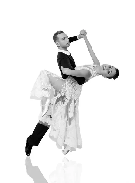 Χορευτικό ζευγάρι σε μια χορευτική στάση απομονωμένο σε λευκό φόντο — Φωτογραφία Αρχείου