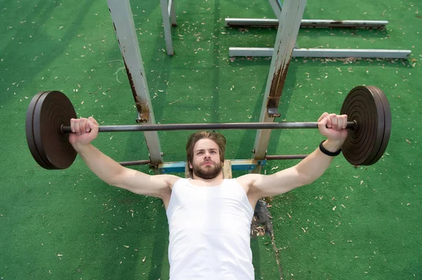 Musclé homme séance d'entraînement dans la salle de gym faire des exercices avec haltère — Photo