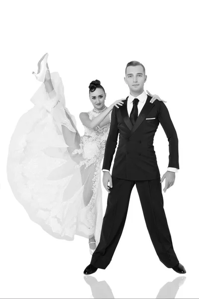 Ballrom casal de dança em uma pose de dança isolado em bachground branco — Fotografia de Stock