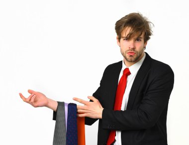 Sakallı, maço, şık takım elbiseli, kravatlı bir adam.