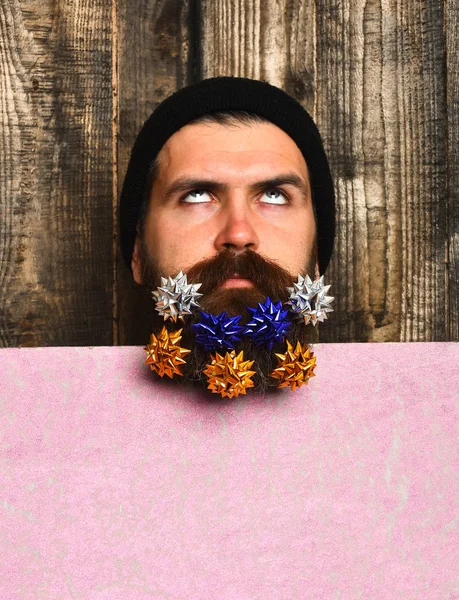 Hombre barbudo, brutal caucásico hipster reflexivo con estrellas de decoración de regalo — Foto de Stock