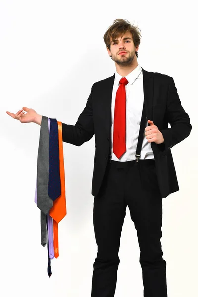 Barbu macho homme élégant en costume élégant avec des cravates — Photo