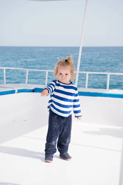 Pequeno menino marinheiro, capitão de iate em camisa marinha — Fotografia de Stock