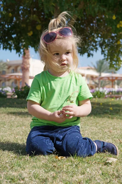 Yeşil çimenlerin üzerinde sevimli yüzü ile erkek küçük bebek — Stok fotoğraf