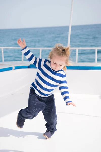Pequeno menino feliz dançando no iate em camisa marinha — Fotografia de Stock