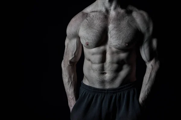 Guapo culturista hombre con entrenamiento muscular en el gimnasio —  Fotos de Stock