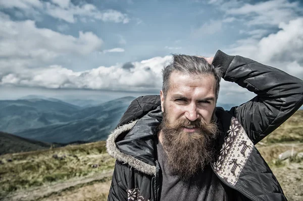 Homem hipster com barba no topo da montanha — Fotografia de Stock