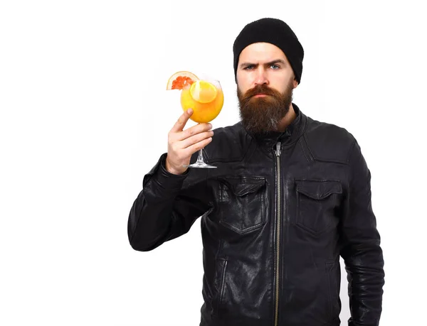 Brutale blanke hipster met alcoholische drank of verse cocktail — Stockfoto