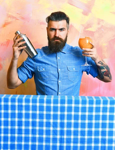 Brutal caucasian hipster doing tropical alcohol fresh cocktail — Stock Photo, Image